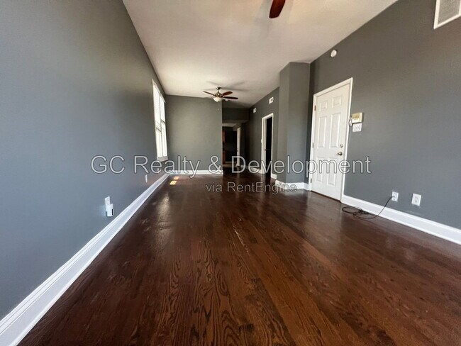 Building Photo - 2840 N Maplewood Ave