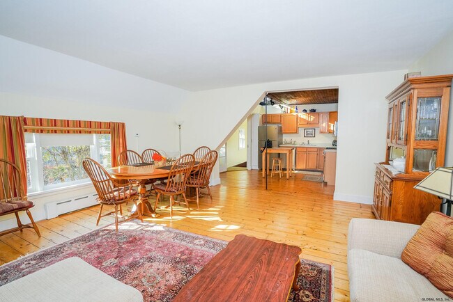 Building Photo - 10 Carriage House Ln