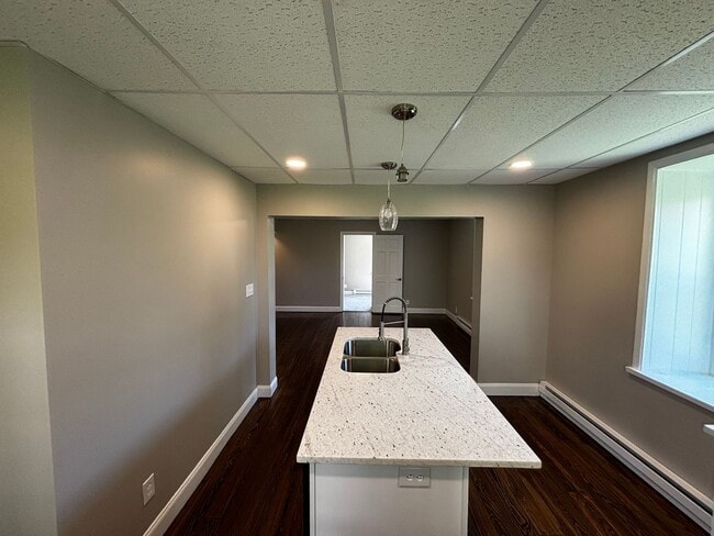 Building Photo - Newly remodeled 3+ bedroom