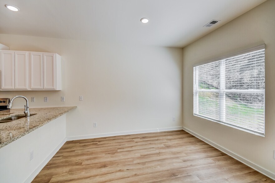 Building Photo - 8 Deer Creek Dr