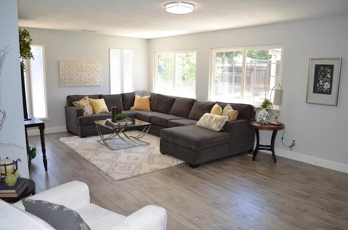 Formal Living - 2355 Geraldine Dr