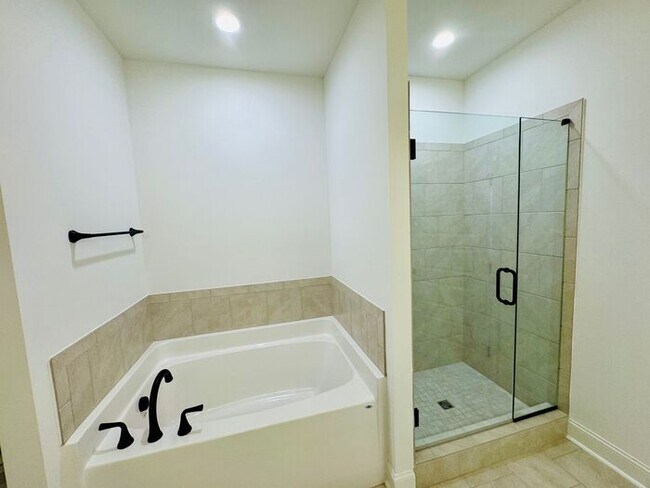 Building Photo - FENCED yard-great location at the base of Keel Mountain