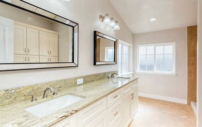 Building Photo - 2115 Villa Dr