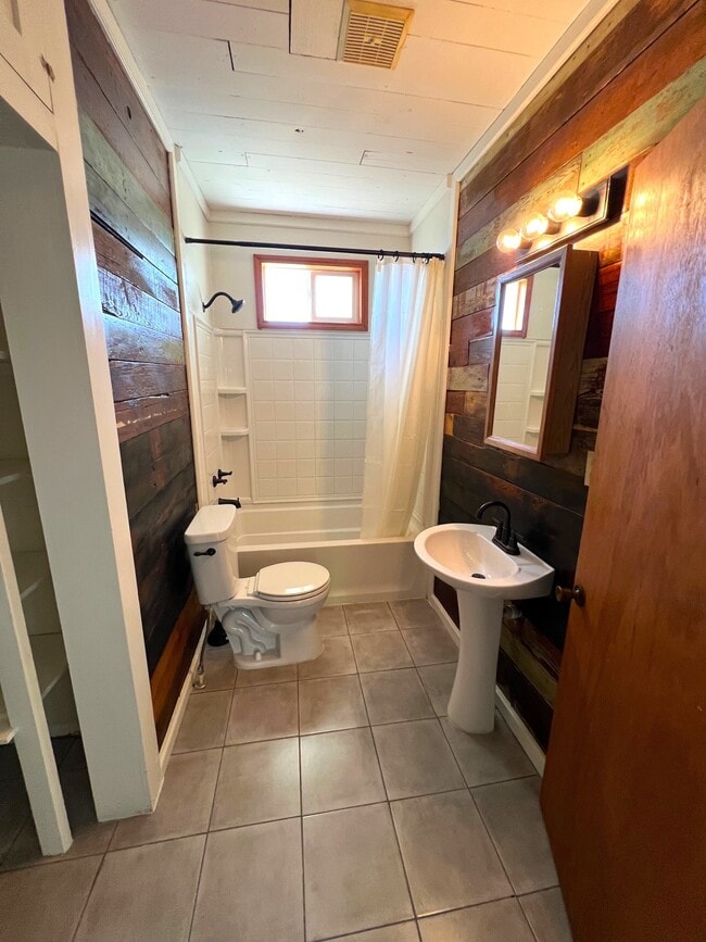 Building Photo - 914 Back St