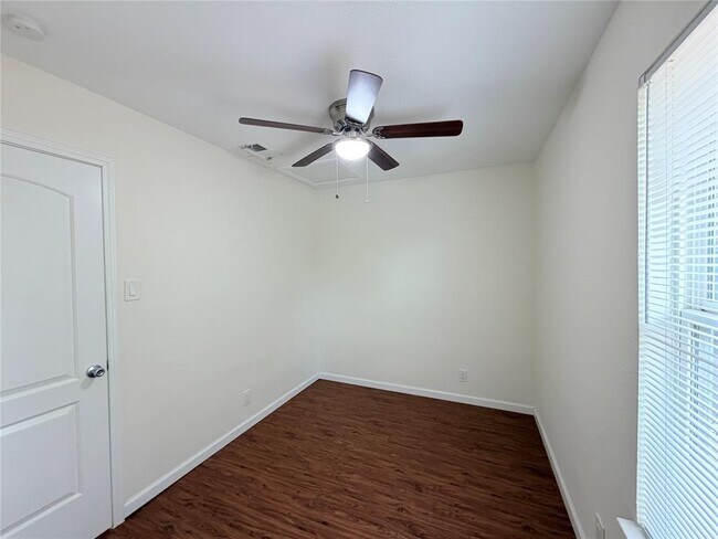 Building Photo - 1605 Parkwood Dr