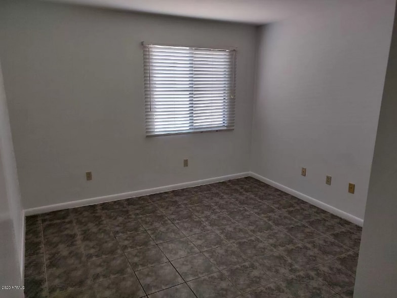 Building Photo - 1005 E 8th St