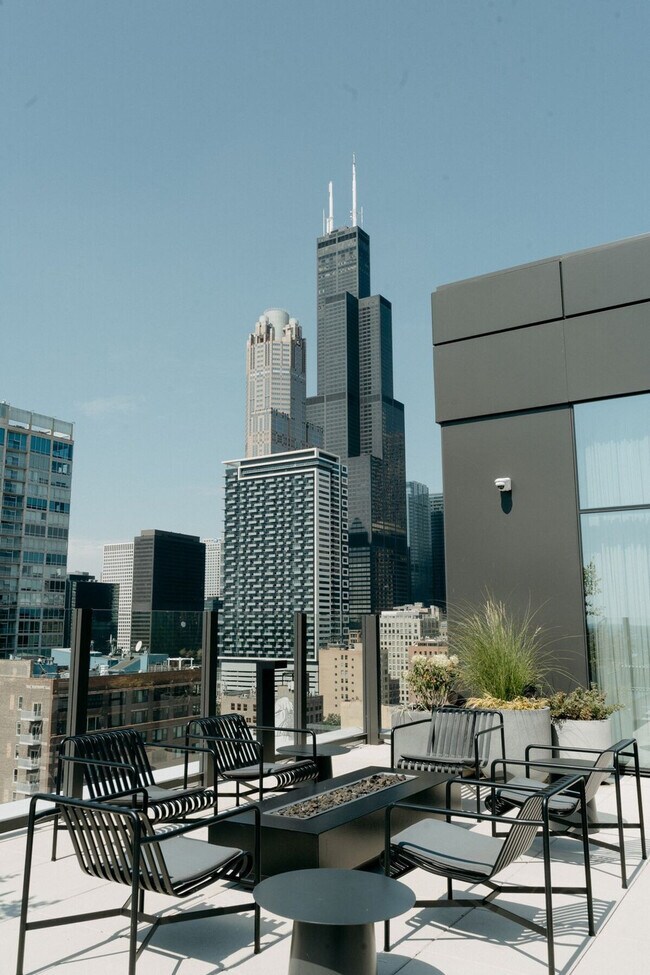 Building Photo - 633 S LaSalle St