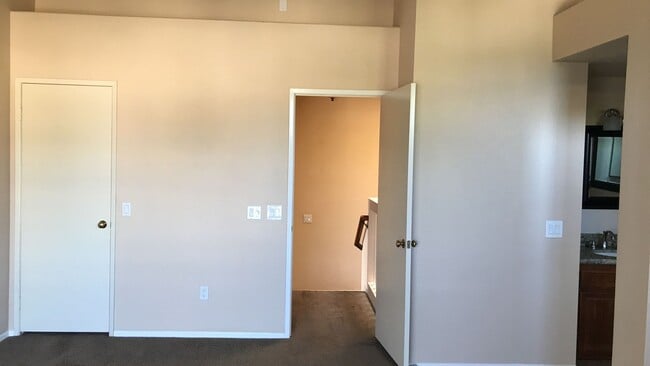 Building Photo - 2 Bed, 2.5 Bath Two-Story Condo with Garage