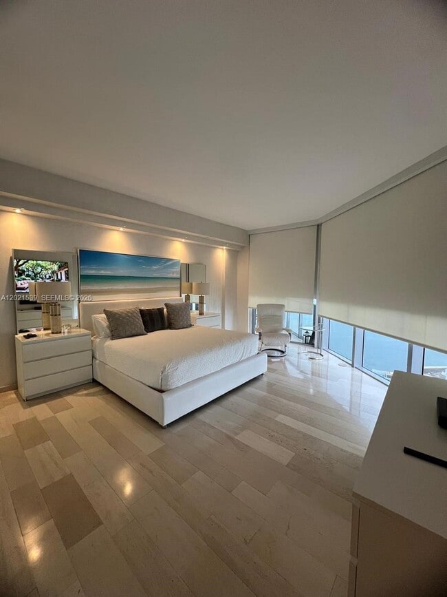Building Photo - 1300 Brickell Bay Dr
