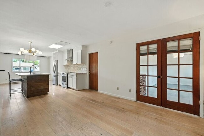 Building Photo - Totally remodeled home in prime Tempe Loca...