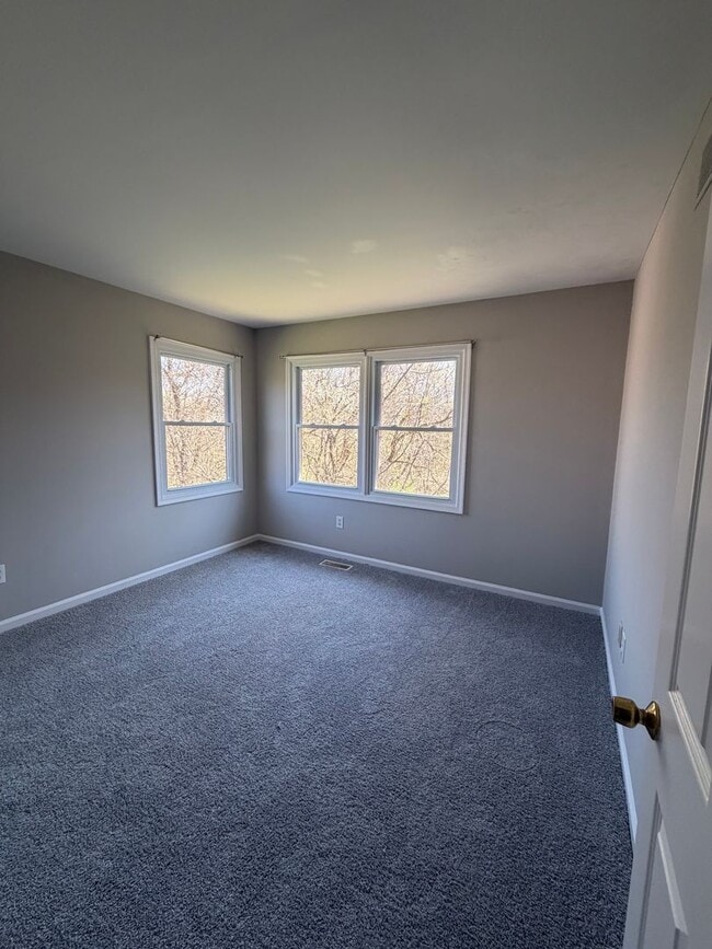 Building Photo - 3BR - WOODED VIEWS • FINISHED BASEMENT • BONUS LOFT • TE SCHOOL DISTRICT