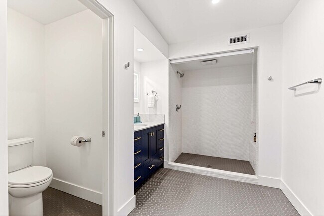 Building Photo - 3307 NE Marine Dr