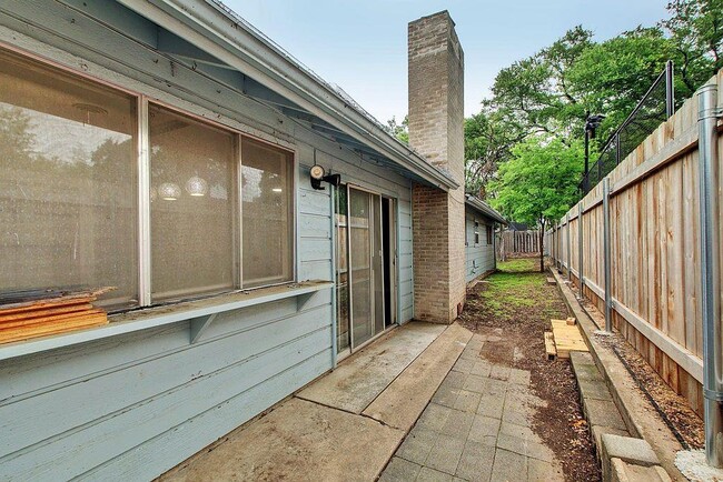Building Photo - 6108 Cherrylawn Cir