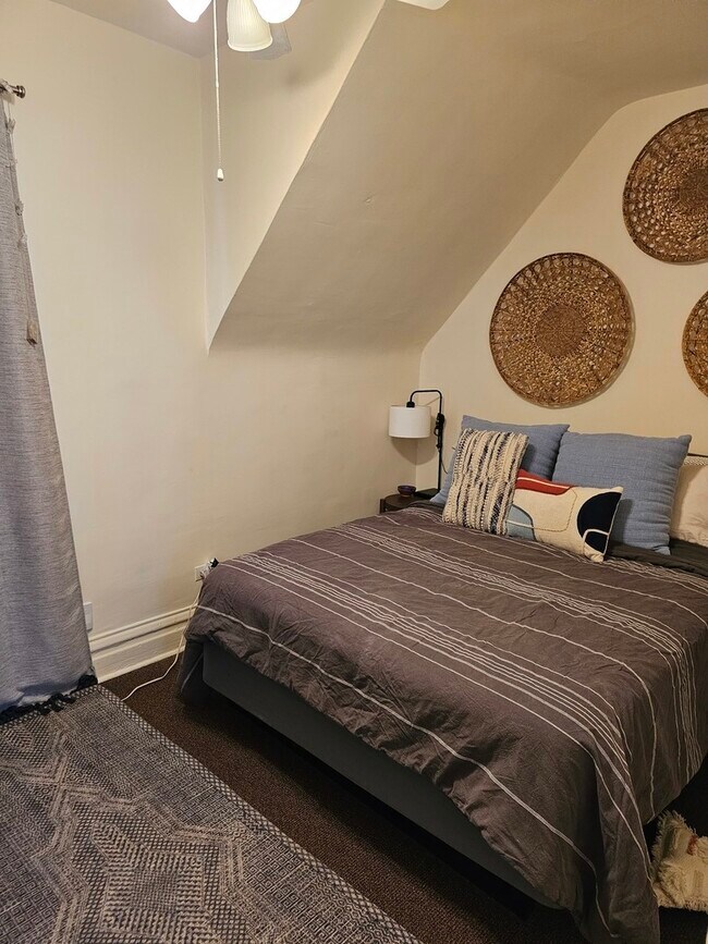 Building Photo - 3040 N Clybourn Ave