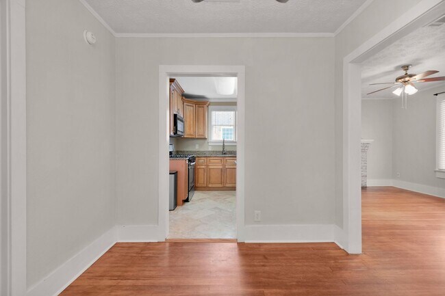 Building Photo - East Hill Cottage Available December 8th!