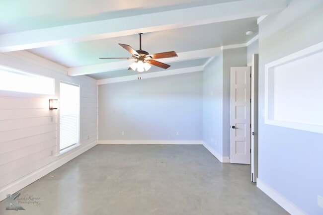 Building Photo - 3/2/2 duplex!  NEWLY UPDATED!