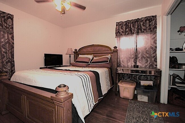 Building Photo - 2706 Live Oak Dr
