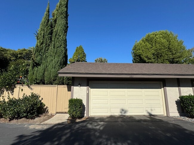 Building Photo - Charming 3Bd/2.5Ba w/Private Yard and New ...