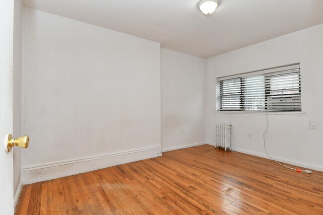 Building Photo - 217 10th St