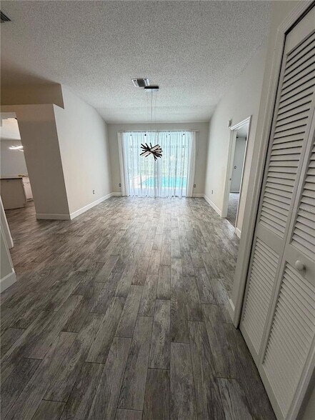 Building Photo - 3221 Oakwood Pl