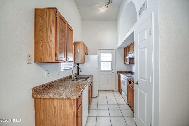 Building Photo - 815 E Calle Del Norte