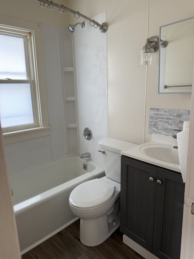 Building Photo - 512 Monroe St