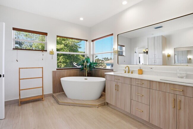 Building Photo - 375 SW 16th St