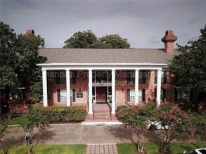 Building Photo - 2824 Briarhurst Dr