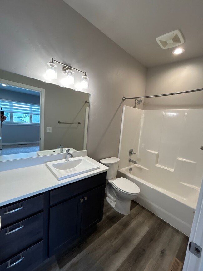 Building Photo - 2 Primary Bedroom Suites / 2.5 Bathroom Townhouse in Redmond OR