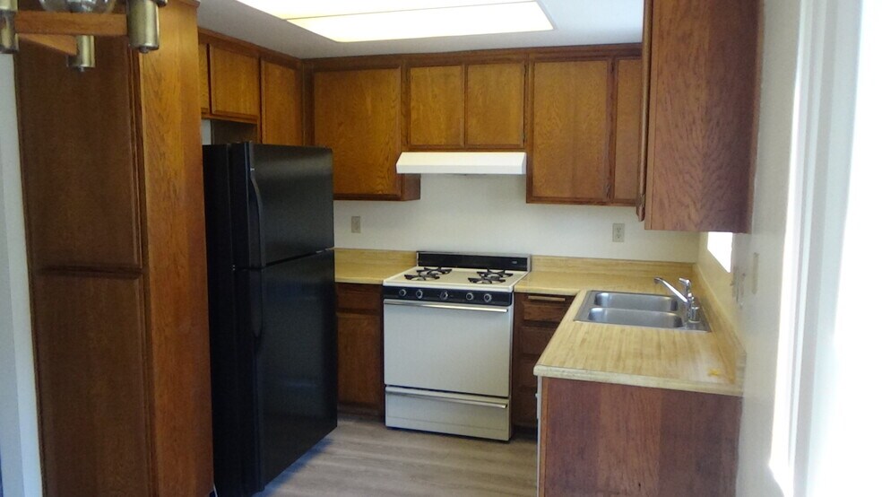 Kitchen - 308 W Barton Ave
