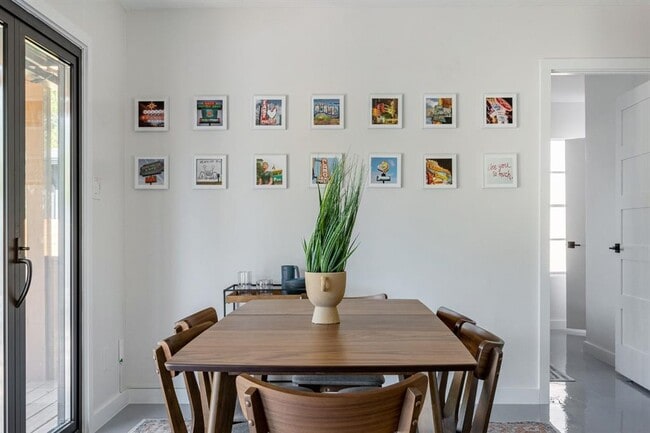 Building Photo - 2405 Trafalgar Dr