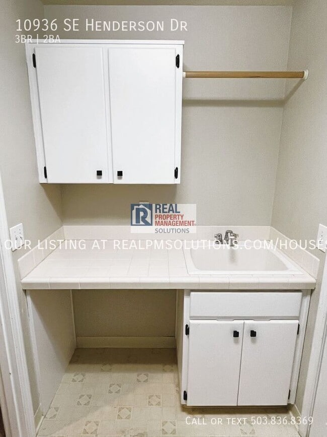 Building Photo - 10936 SE Henderson Dr