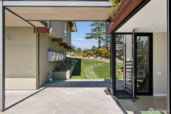 Building Photo - 1435 Lakeview Dr