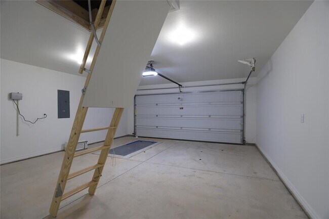 Building Photo - 8201 Mountain Oak Dr