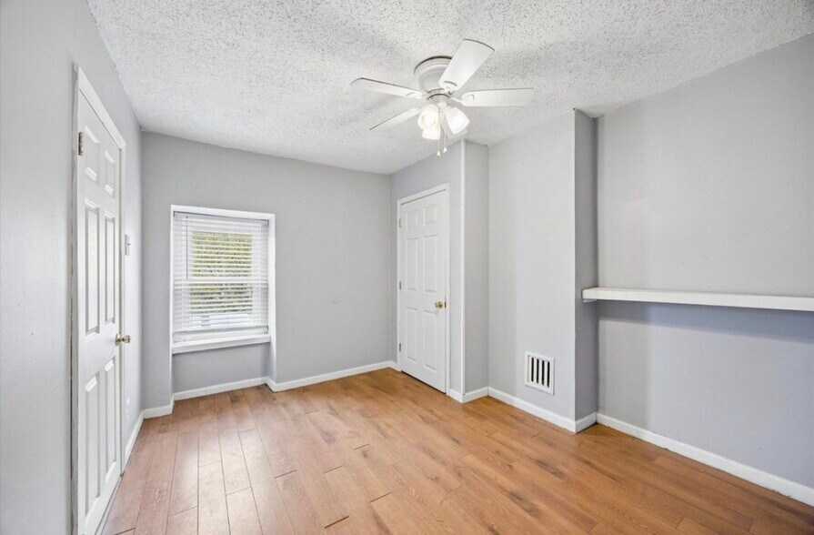 Building Photo - 402 Lyceum Ave