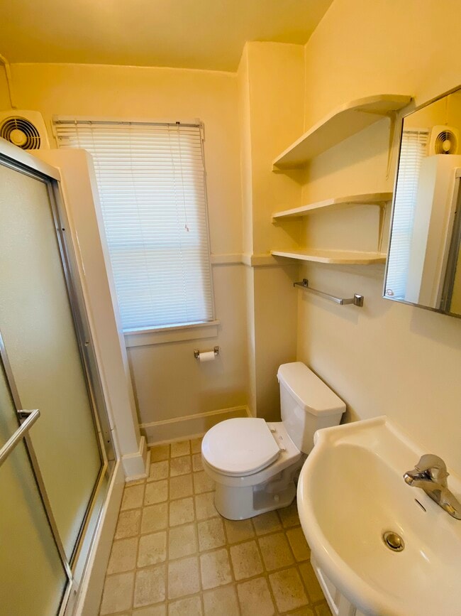 Building Photo - 220 E Davenport St