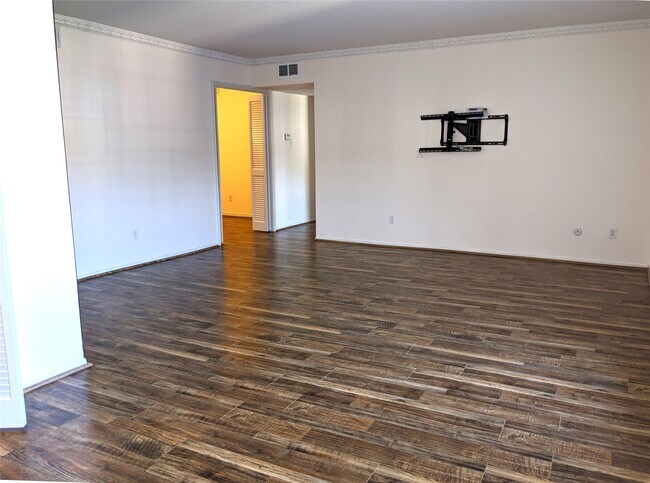 Building Photo - 361 N Post Oak Ln