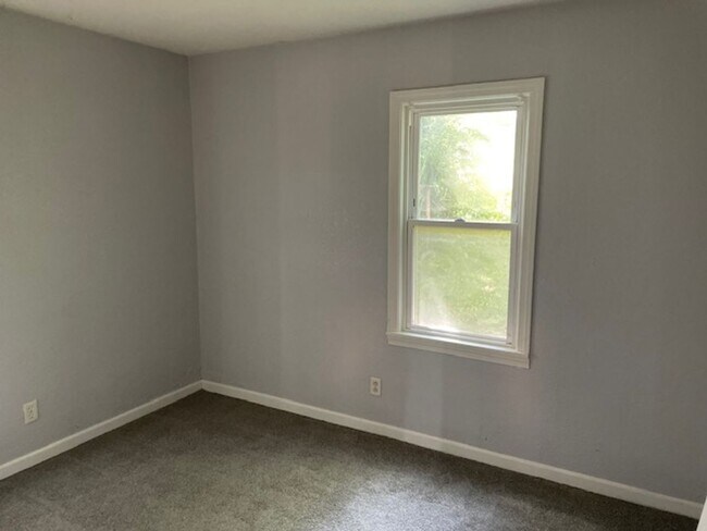 Building Photo - Updated 2-bedroom, 1-bathroom rental home located on Mossman Ave.
