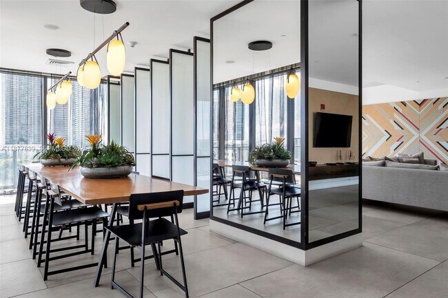 Building Photo - 121 NE 34th St