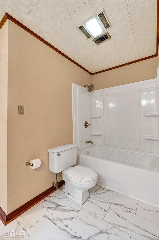 Building Photo - Harts Landing - Right next to the pool! One month half off rent!