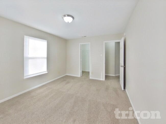 Building Photo - 824 Streamside Dr