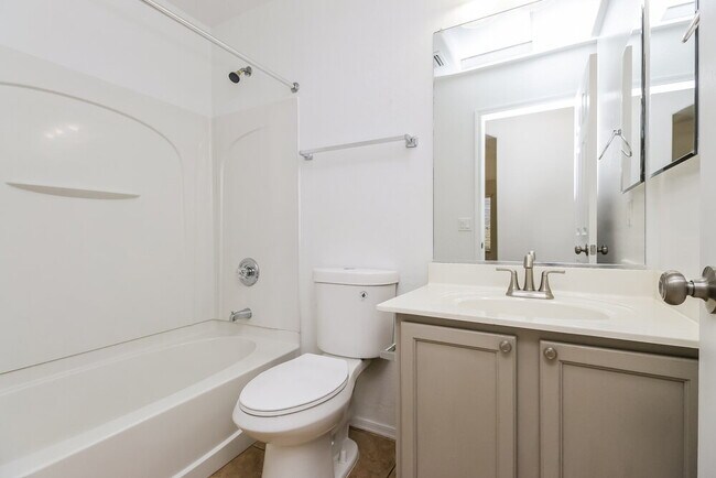 Building Photo - 1161 E Lakeview Dr