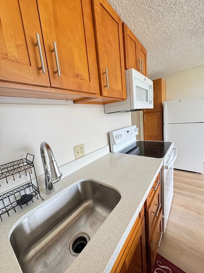 Building Photo - 1 Bed 1 Bath renovated with parking at Alo...