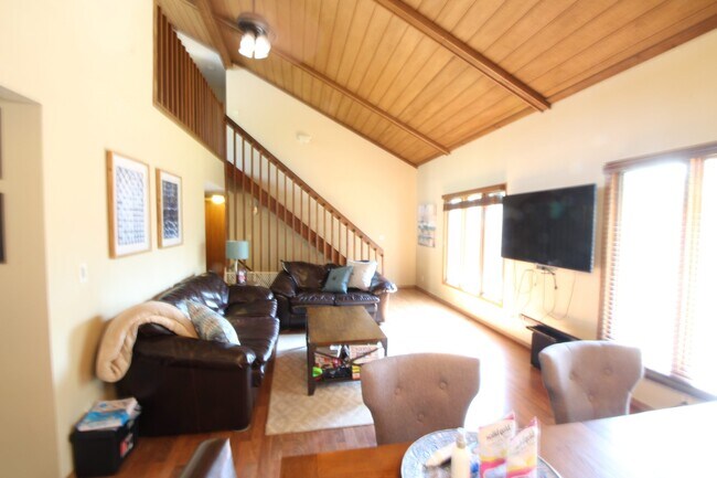 Building Photo - Entertainers dream in the heart of Eden Pr...