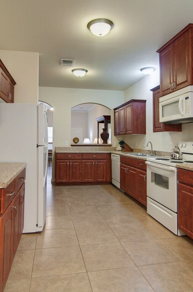 Building Photo - AUGUST 2026 Pre-Lease in Aggie Acres!