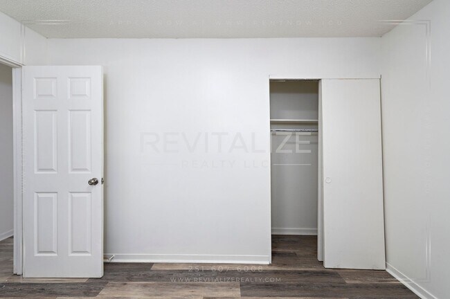 Building Photo - Updated Brick 3 Bed 1 Bath Home with Huge Yard on Quiet Street!