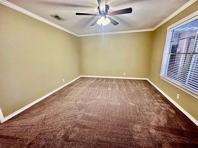 Building Photo - July Move-In Special - Fabulous 4/2 single...