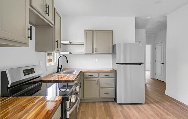 Building Photo - Well-maintained 4BD/2BA - Available in May!