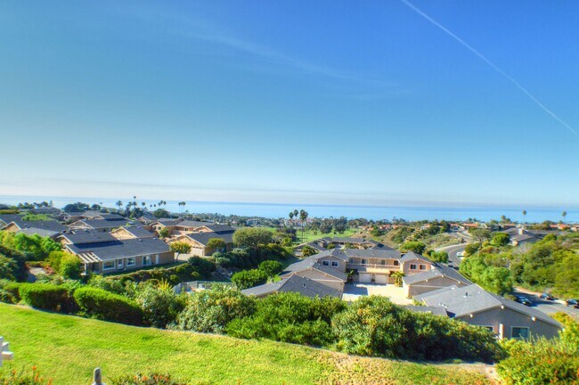 Building Photo - Panoramic ocean view from this 2 bedroom condo up on the hills of San Clemente