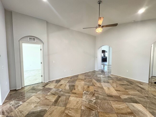 Building Photo - 4 Bedroom 2 Bath - Gated Community - Move ...